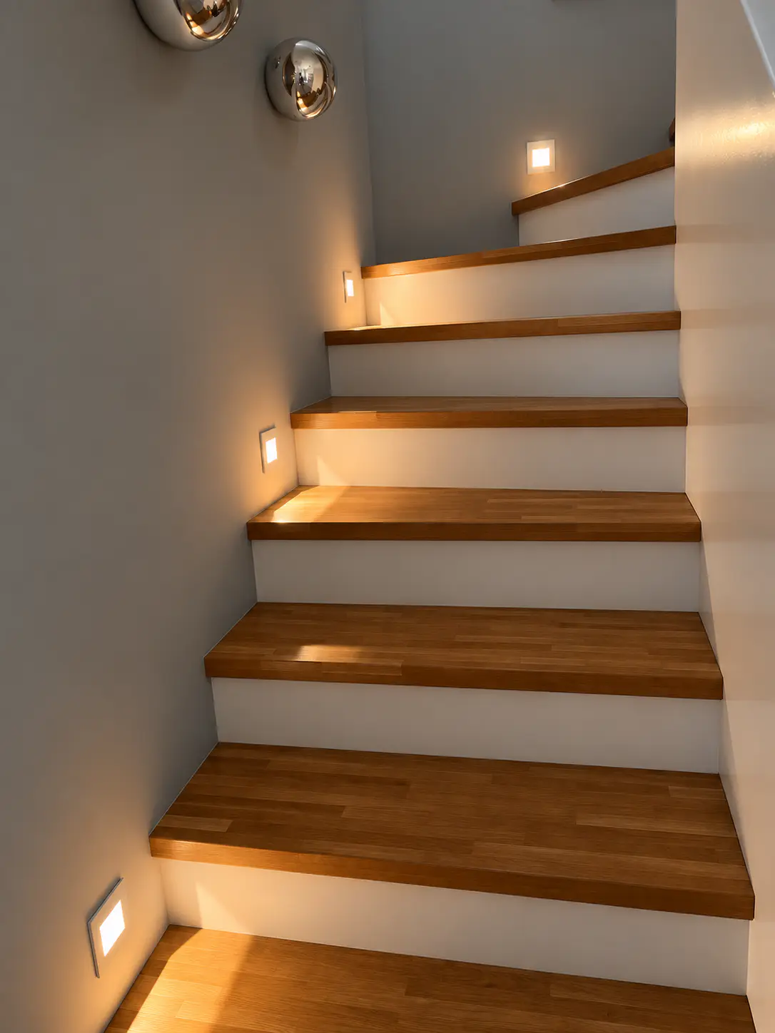 Warme moderne Holztreppe mit Lichtpunkten